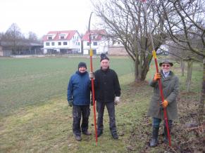 Volontäre kümmern sich um den Rückschnitt der Bäume und Sträucher