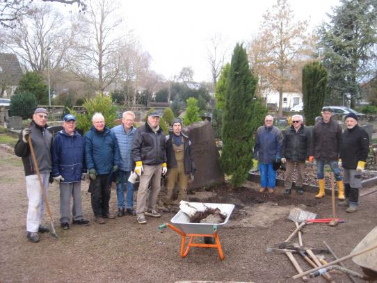 Volontäre bei der Grabpflege