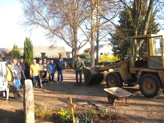 Volontäre bei der Friedhofspflege