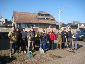 Die Volontäre pflegen das Banhofsumfeld