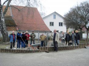 Die Volontäre tauschen den Sand auf dem Spielplatz aus