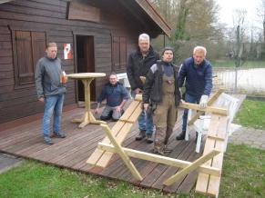 Die Volontäre überarbeiten die Tisch-und Bank-Kombination