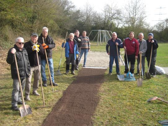 Volontäre bei der Weit-Sprunggrube