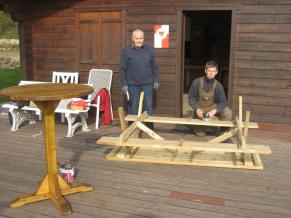 Die Volontäre arbeiten die Tisch-Sitz-Kombination auf