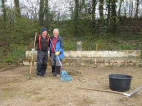 Volontäre entfernen Unkraut