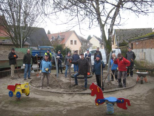 Volontäre bei der Spielplatzpflege