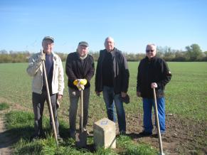 Volontäre bei der Richtung einer Wegmarkierung