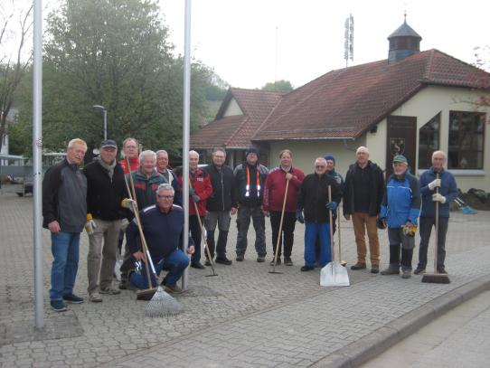 Die Volontäre beim Arbeitseinsatz