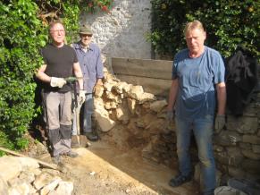 Die Volontäre arbeiten an der Mauer