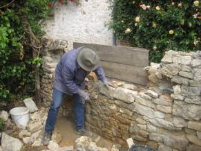 Die Natursteinmauer wird instandgesetzt