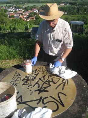 Messingtafel auf dem Sumborn wird gereinigt