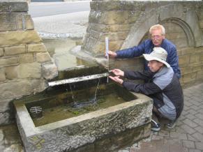 Reparaturarbeiten am Brunnen auf dem Dorfplatz
