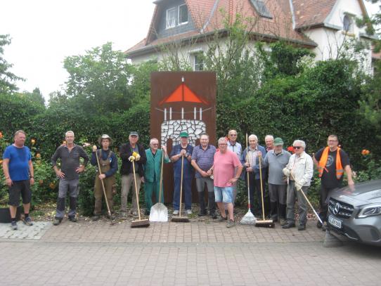 Eine Gruppe Volontäre bei der Arbeit
