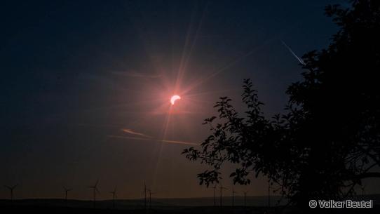 Die verdunkelte Sonne über den Feldern