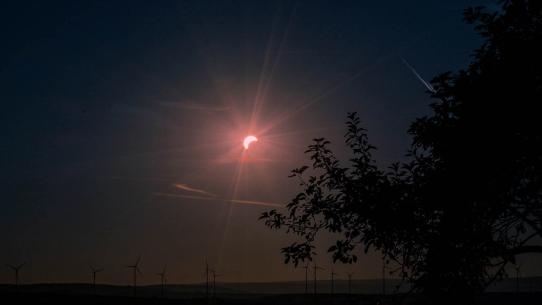 Die verdunkelte Sonne über den Feldern