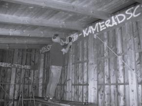Ein Volontär entfernt die Schmierereien in der Jugendlounge
