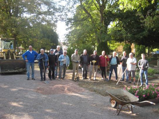 Volontäre bei der Friedhofspflege
