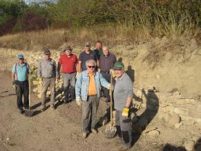 Volontäre bei der Arbeit an der sarnierungsbedürftigen Mauer