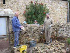 Die Volontäre sanieren die Natursteinmauer