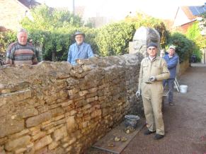 Volontäre bei der Sanierung der Natursteinmauer