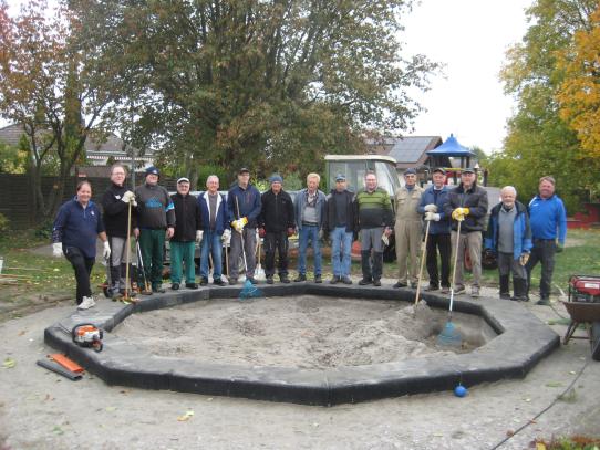 Volontäre bei der Spielplatzpflege