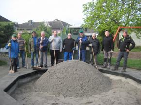 Der Spielsand auf dem Spielplatz wird ausgetauscht