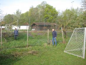 Reparaturarbeiten am Zaun
