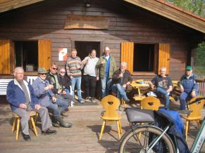 Die Volontäre beim Sektumtrunk am Bürgertreff