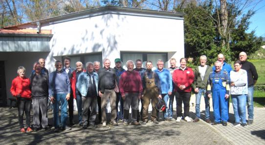 Gruppenfoto der Frühstücksgesellschaft vor dem evangelischem Gemeindezentrum