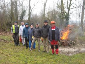 Volontäre verbrennen den Rückschnitt