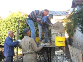 Volontäre reparieren die Mauer im Saalgäßchen