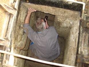 Die Zugänge und Verschlußbauwerke werden gereinigt und wieder gangbar gemacht.