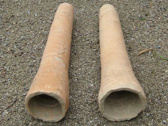 Abbildung 2: Tonröhren Länge: 46,5 cm  Durchmessser: 9,6 cm und 5,5 cm Die beiden Tonröhren stammen wahrscheinlich aus der Sanierung der Zuleitung im Jahr 1794